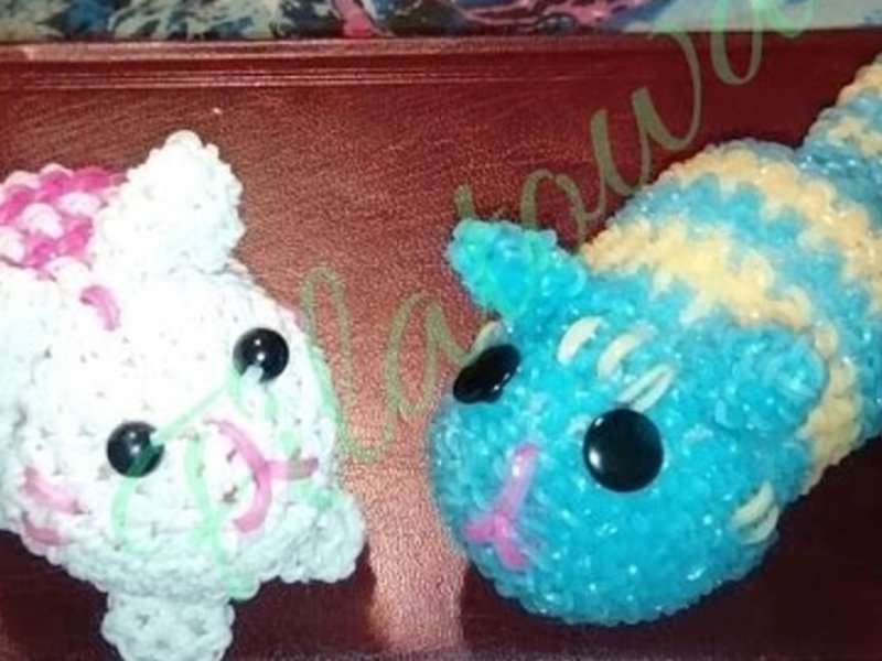 Как плести из резинок котика. Оля рейнбоу плетение из резинок. Брелок из резинок. Беззубик из резинок на станке. Плетение из резинок.