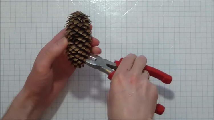 Лепка шишки из пластилина. Еж из шишек без пластилина. Лепка ежик из шишки. Поделка из шишки ежик. Как сделать шишку из пластилина.